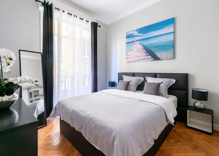 Nice Central Art Deco Flat 45 m²
